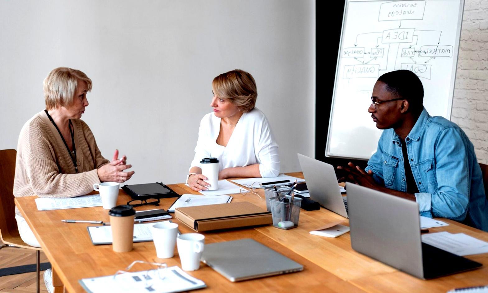 Familie Schmidt bei der gemeinsamen Finanzplanung